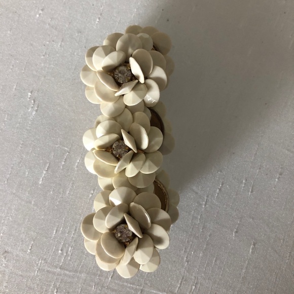 Stretchy flower bracelet - Picture 3 of 4